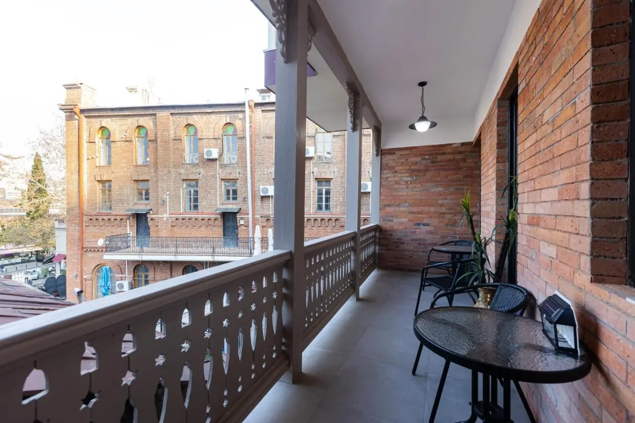 Apart Meidani - Stylish Old Town Apartment with Balcony & Synagogue View