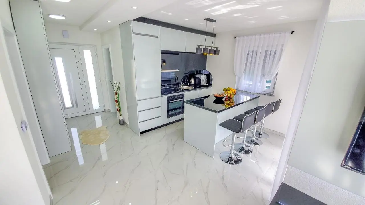 House De Luxe