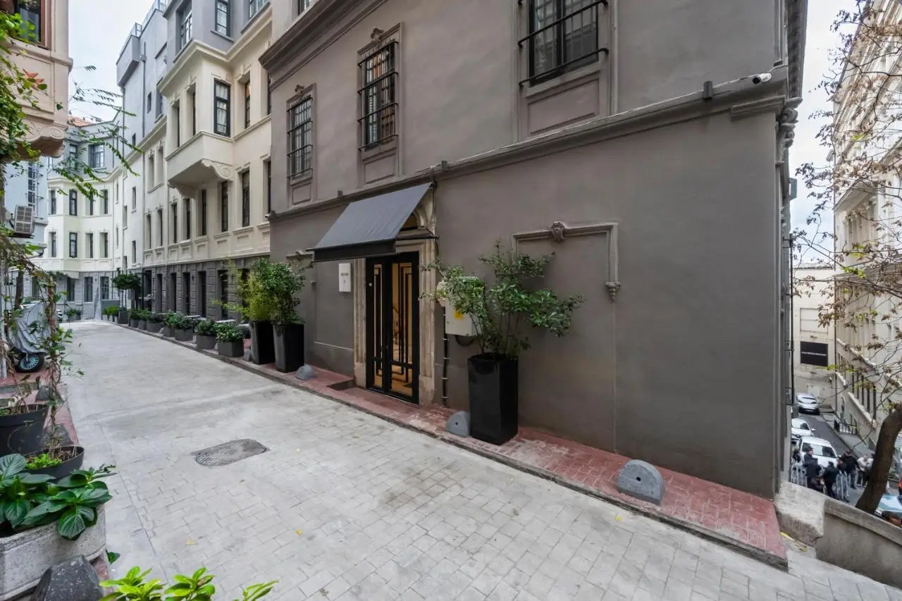 DeCamondo Residence