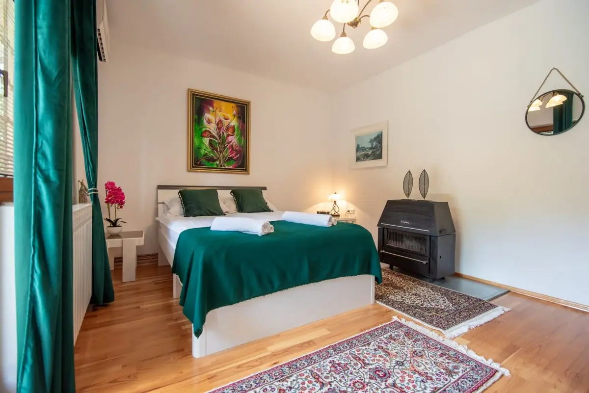 6BDR Holiday Nest - Green Aris