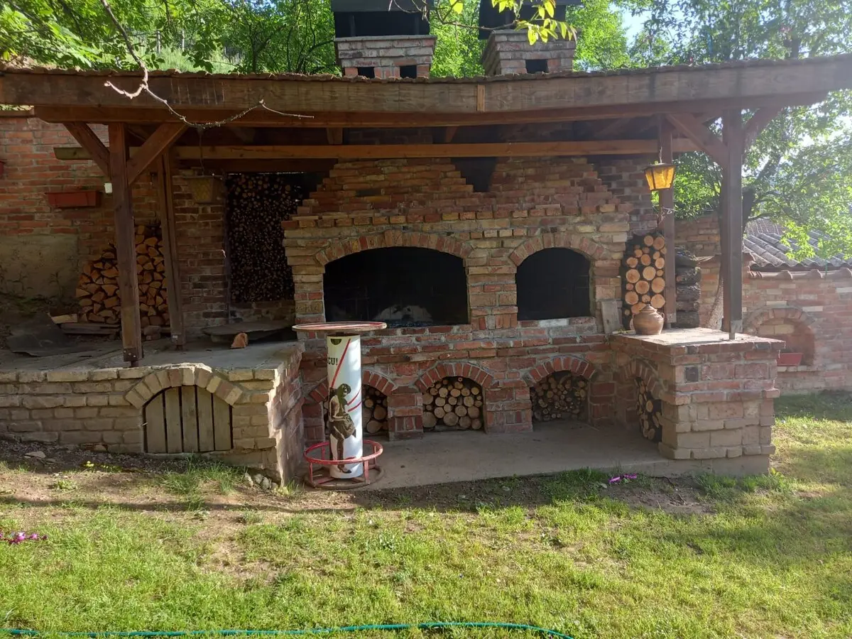 1-min to Bus /  House with Big Garden and BBQ