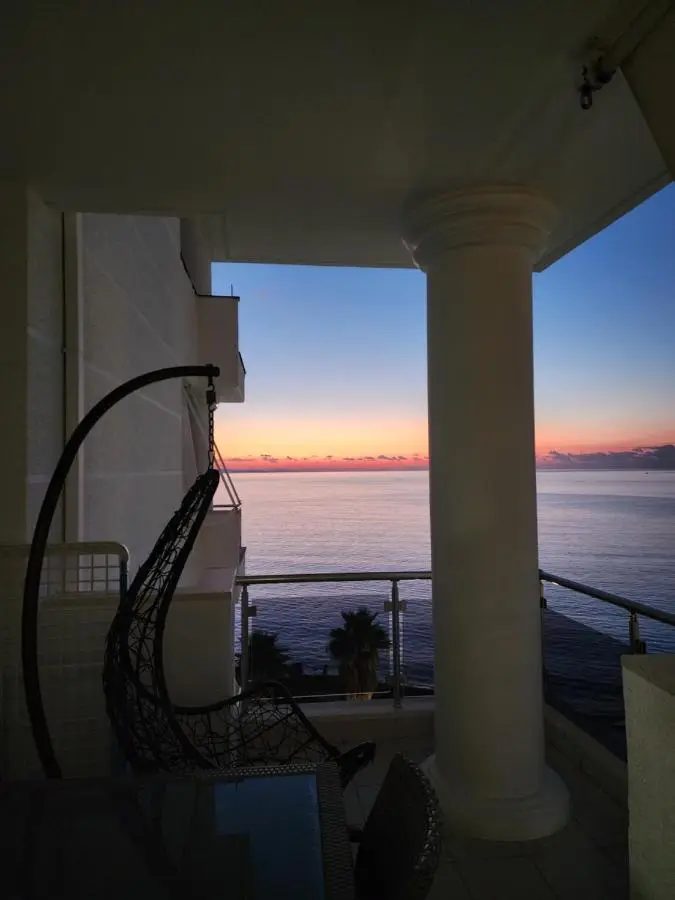 White Residence Luxury Apartments