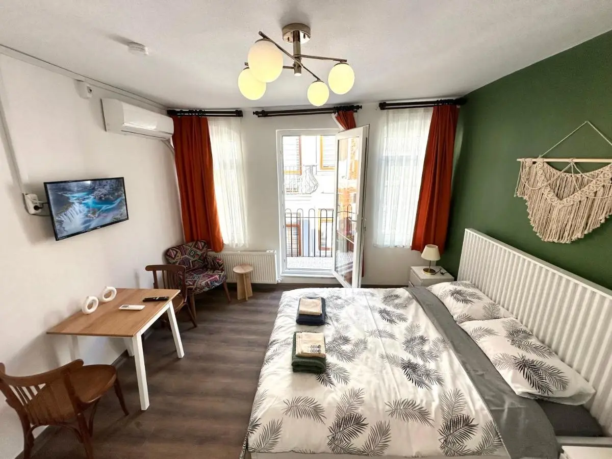 Yellowhouse Room 6