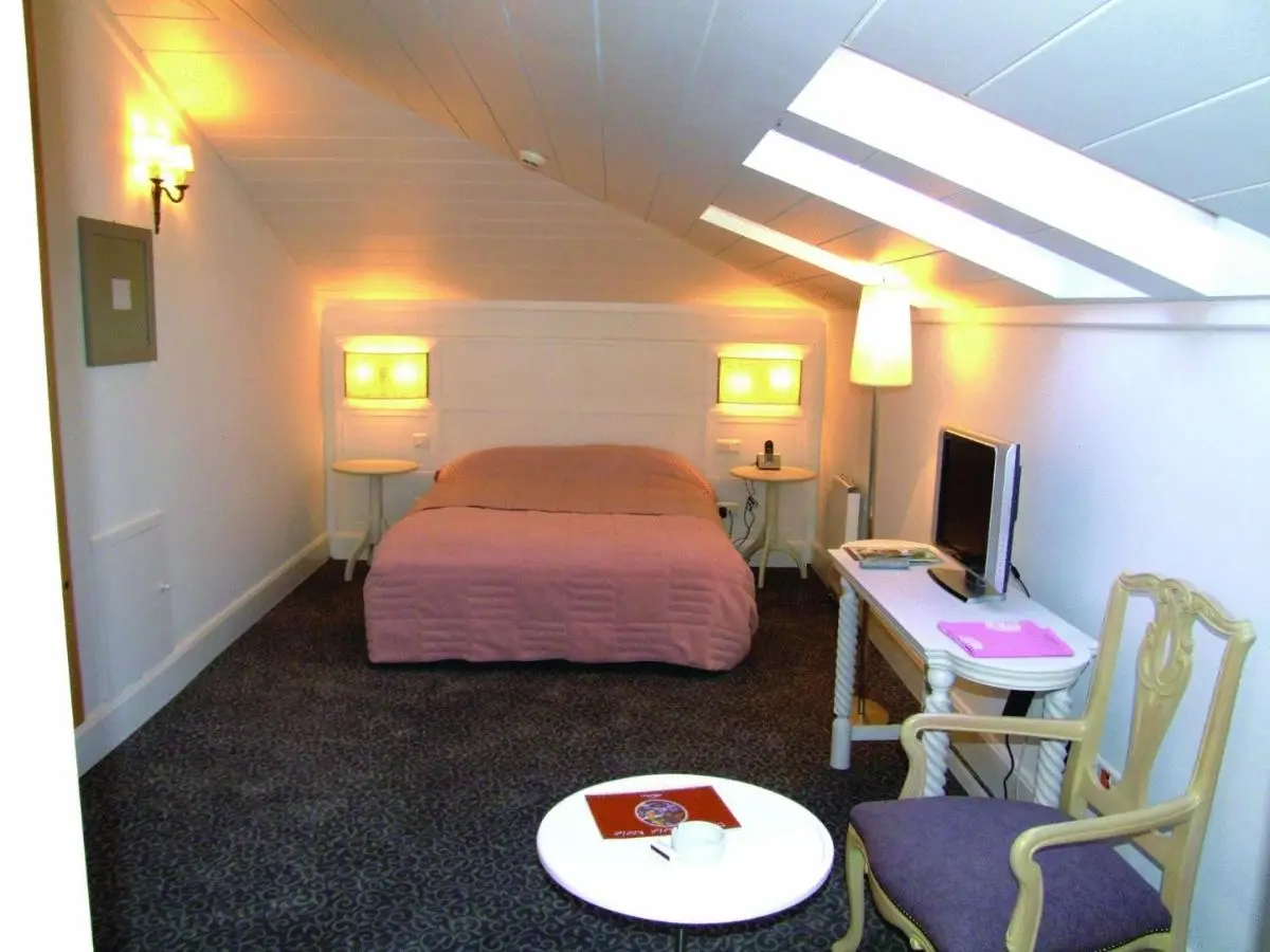 Kar's Hotel