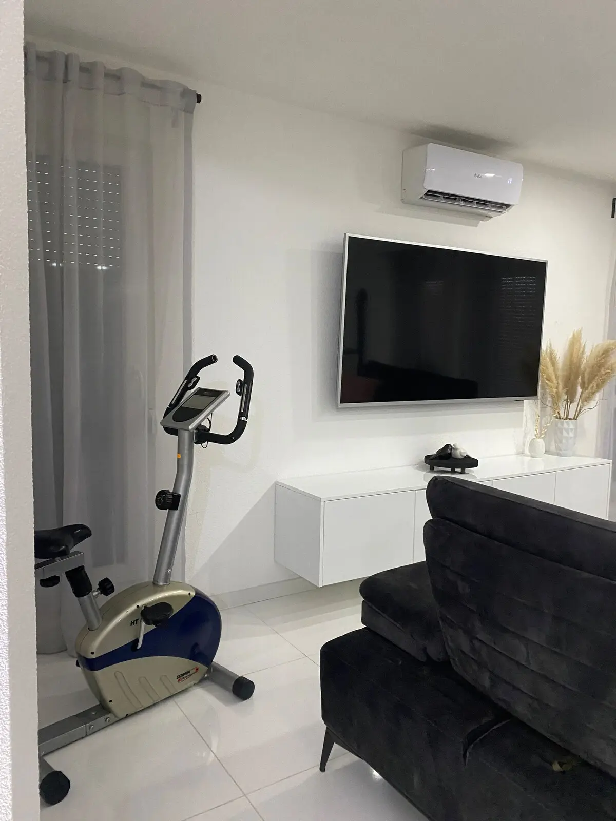 Villa La Familia, exclusive