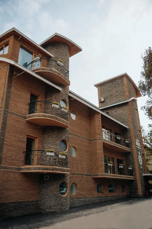 Bayil Breeze Hotel & Restaurant