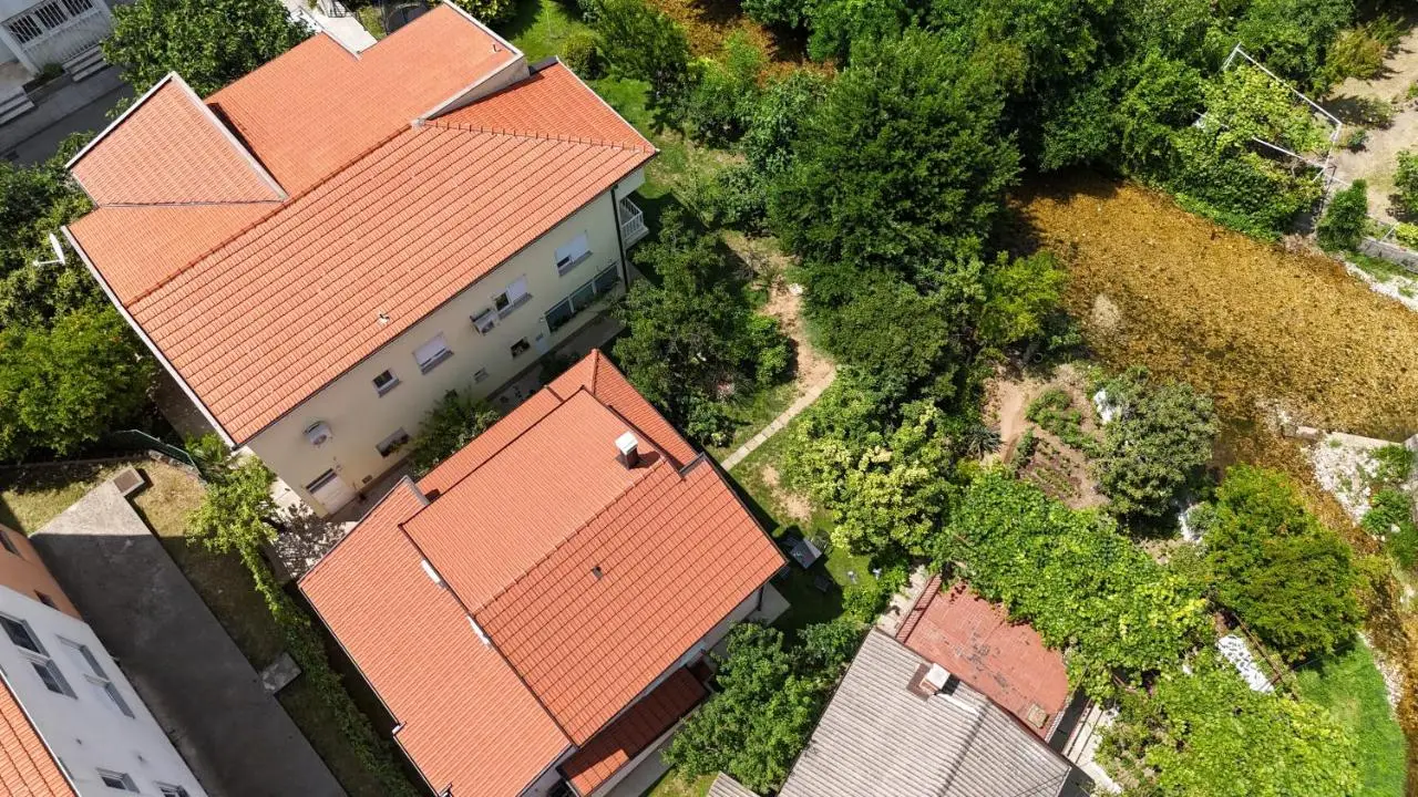 Villa Tamara with garden and river view - free private parking Bicycle & Motorcycle Garage