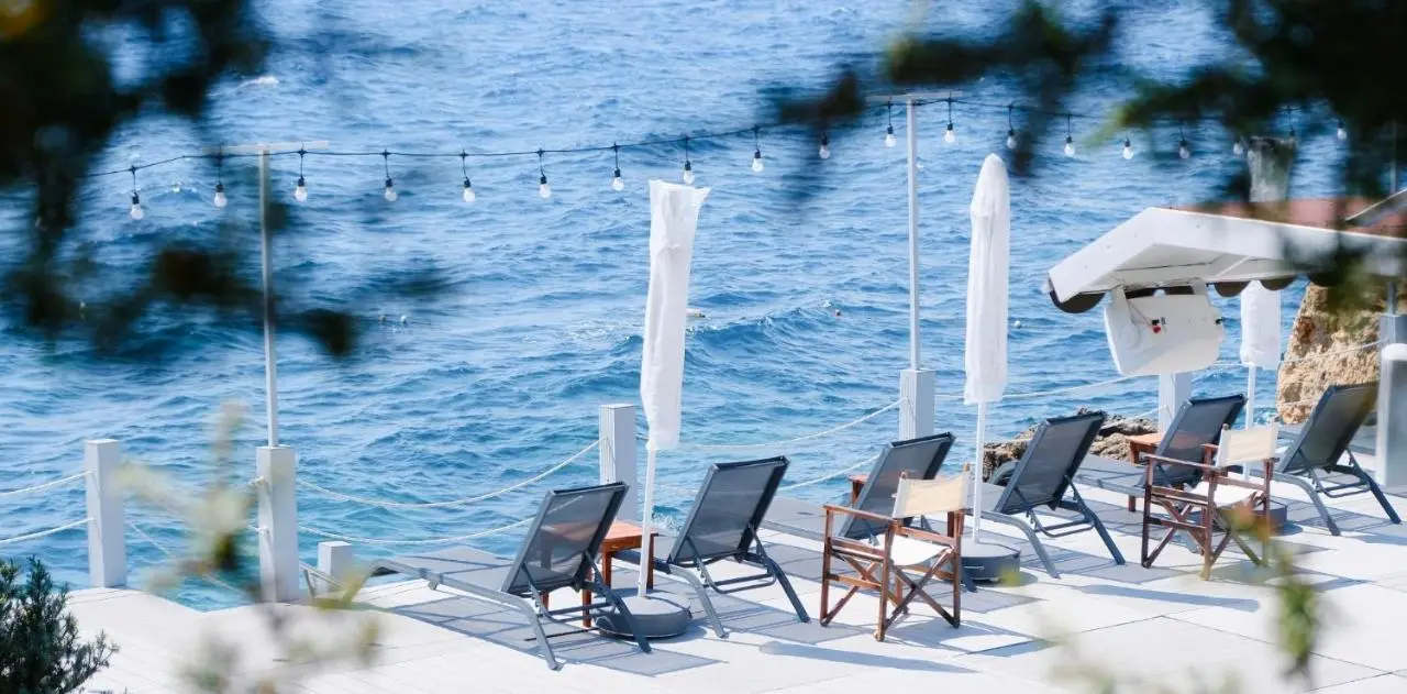 Maya Bistro Hotel & Beach
