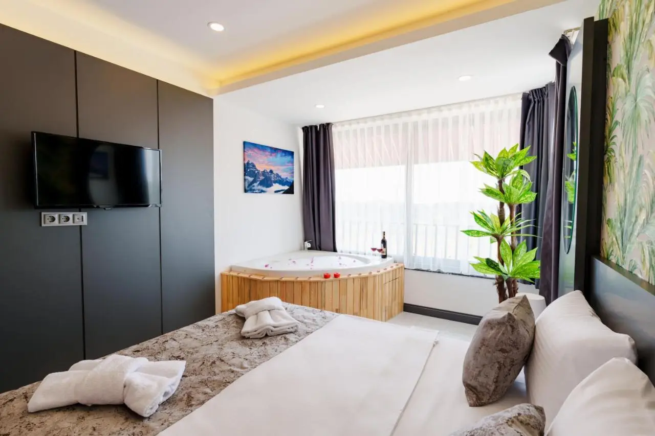 Mrt Suites Lara