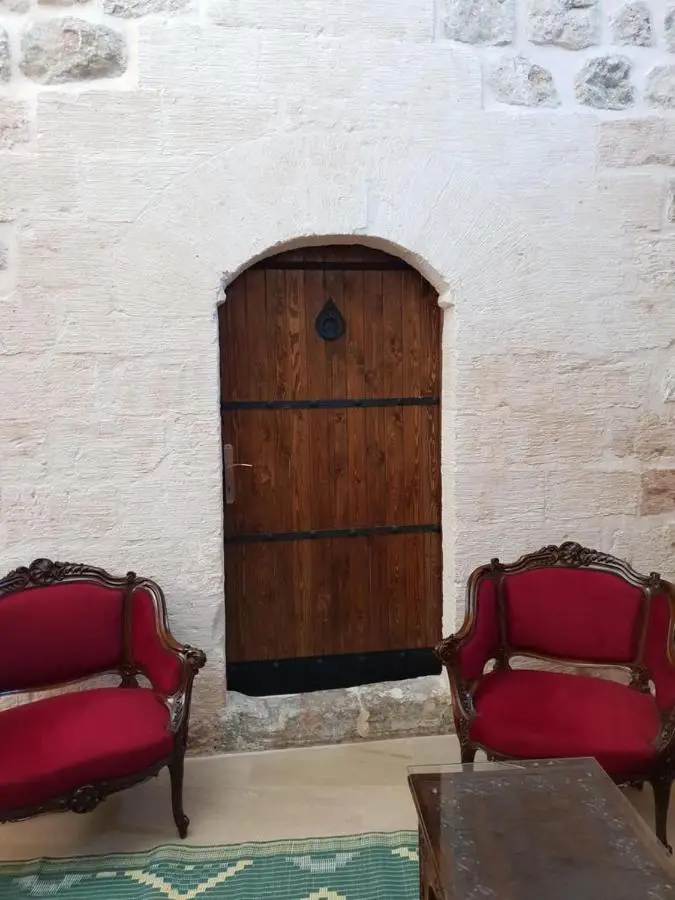 Mardin tarihi ulu Cami yanı, Kale divan konağı