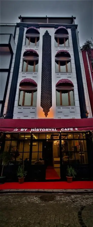 By Historial Hotel Due