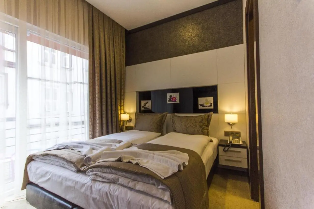 La Pazza Suites