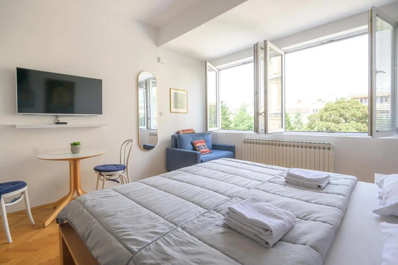 STUDIO APARTMENT SiLVER