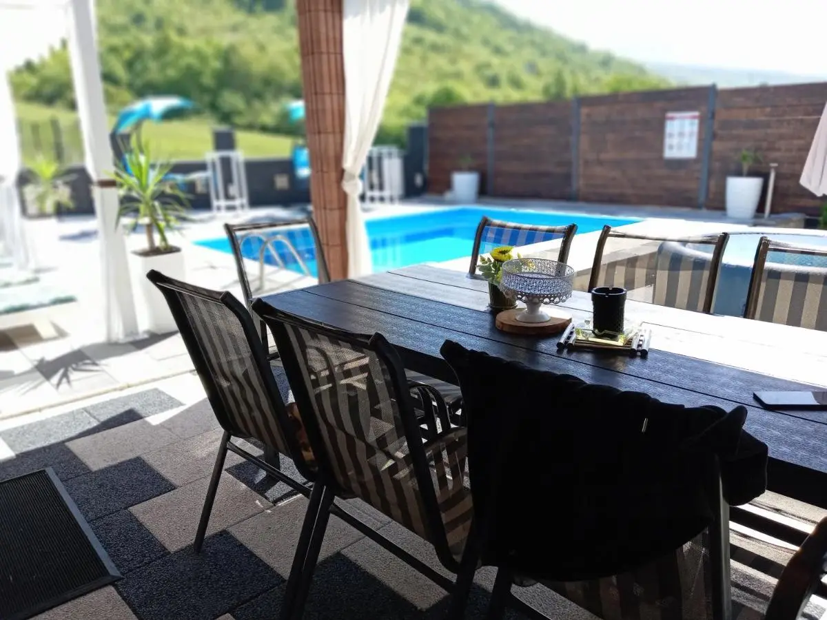 Holiday House White Hill