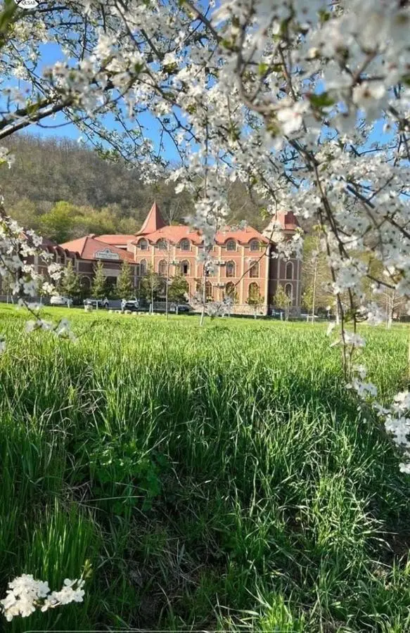 Chateau Qusar Hotel & Restaurant