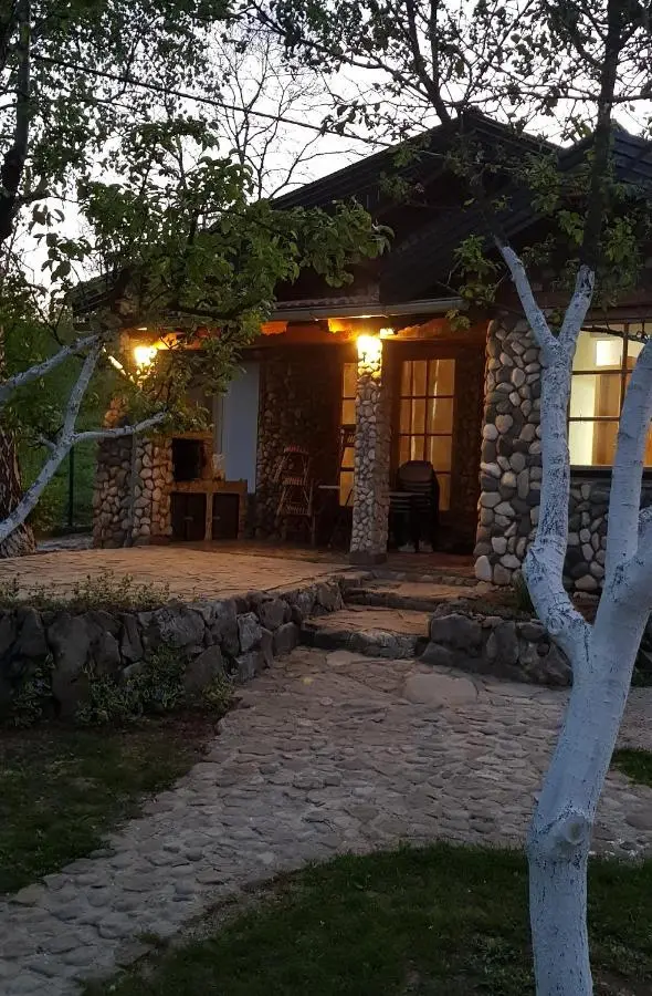 COUNTRY HOUSE