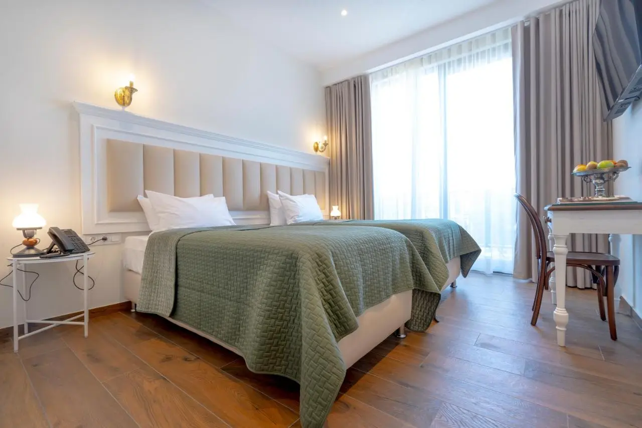 Iris Hotel