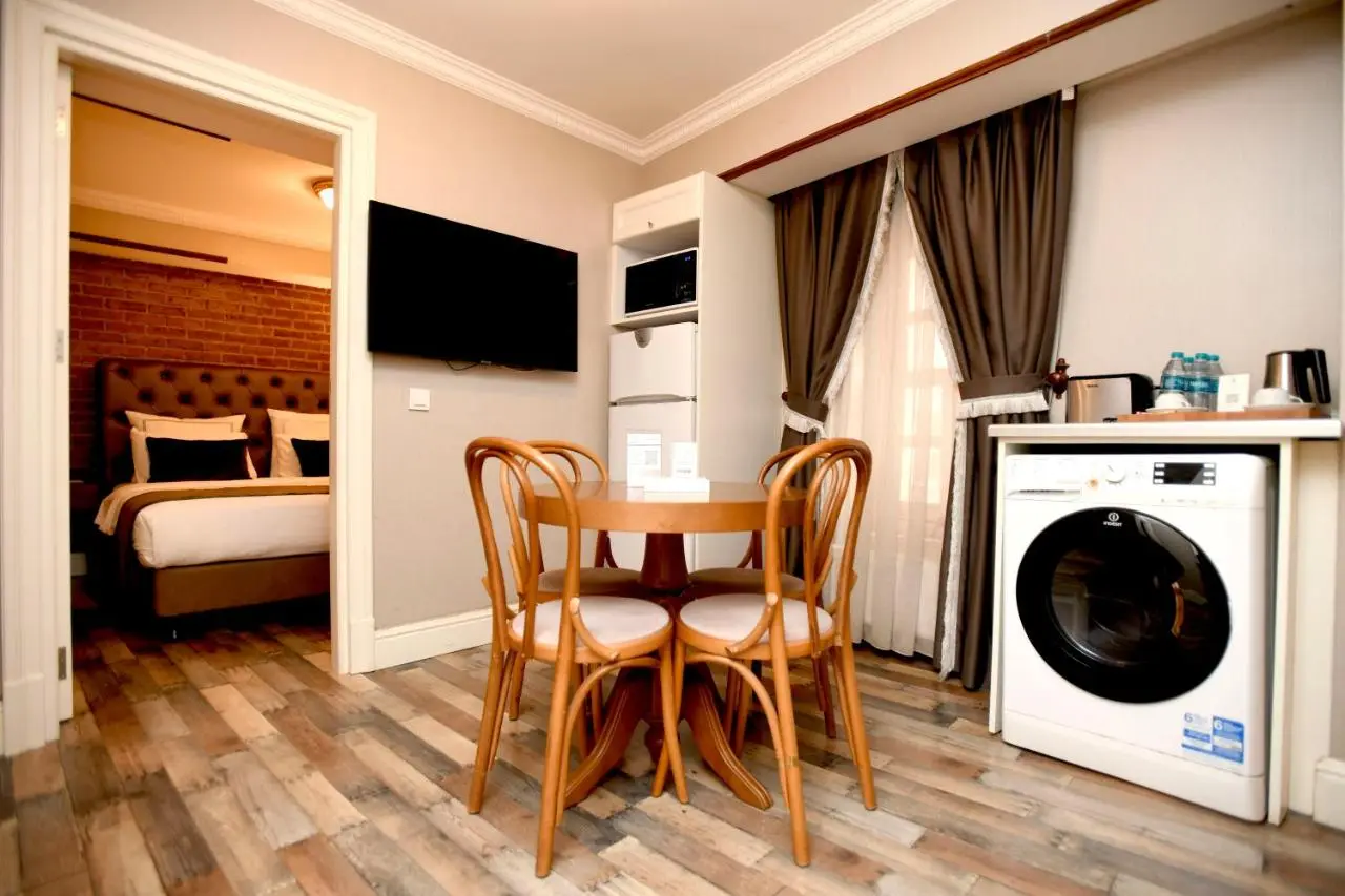 Meroddi Pera Flats