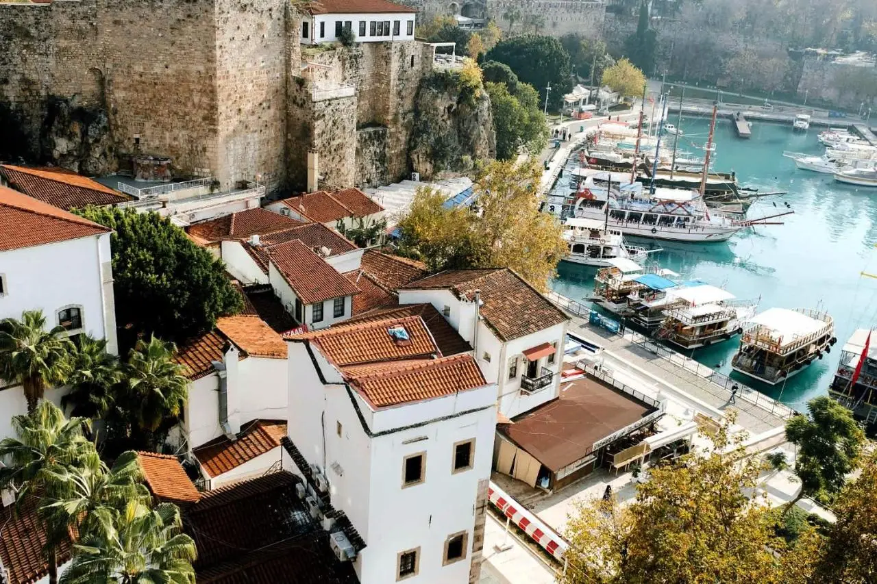 Hadrian Modern Amber Apartment in Prime Old Town Location