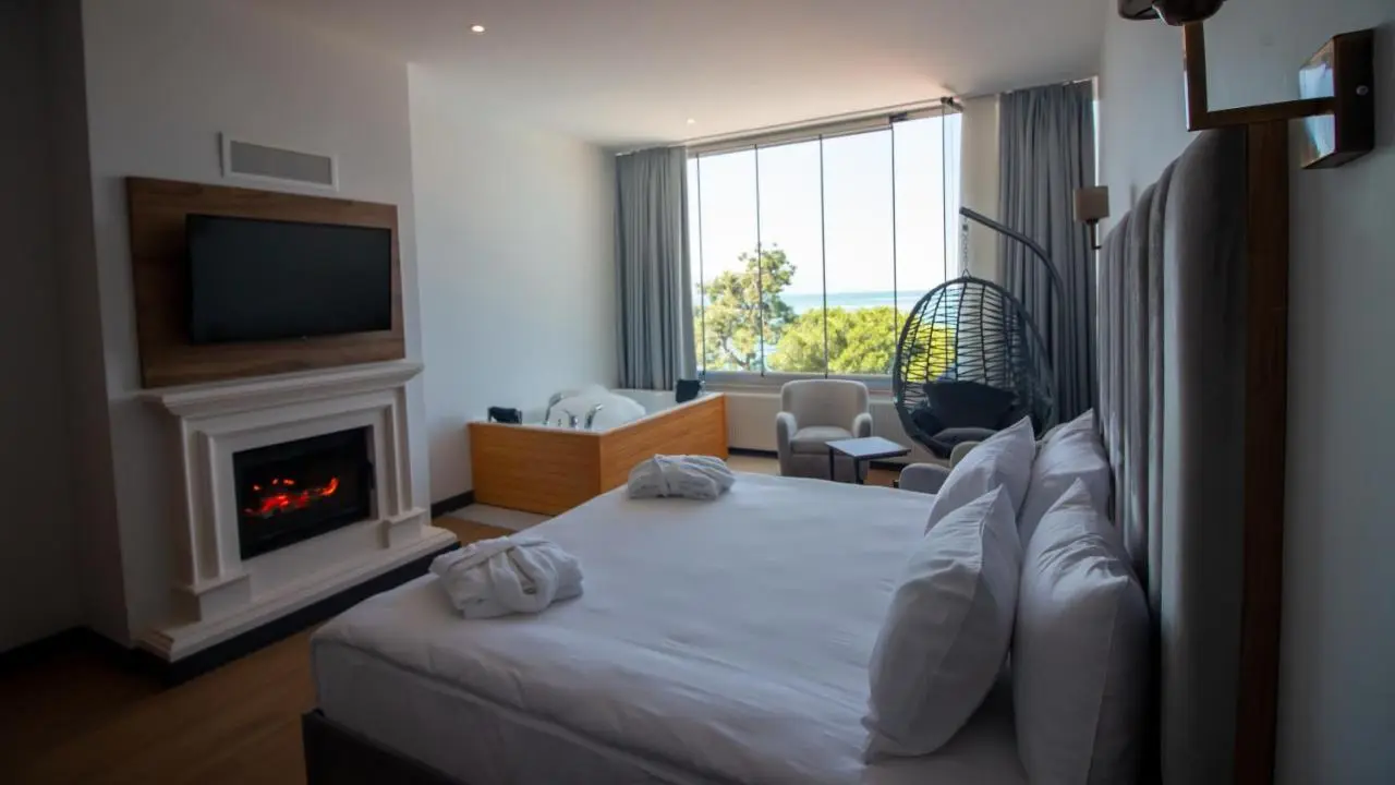 Lake Life Hotel