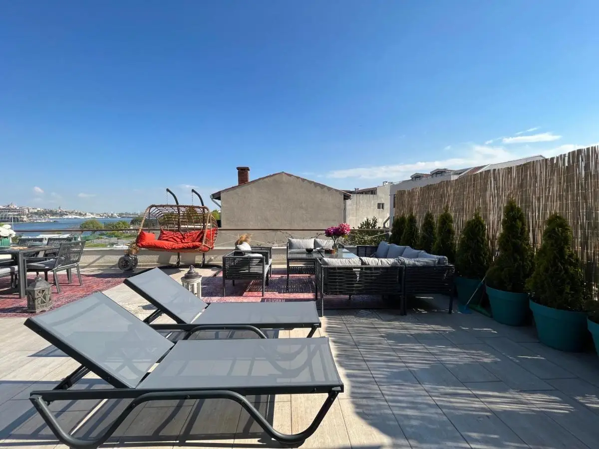 Waterfront Apartment by the Tram - Terrace with Dome & Golden Horn View in Fatih