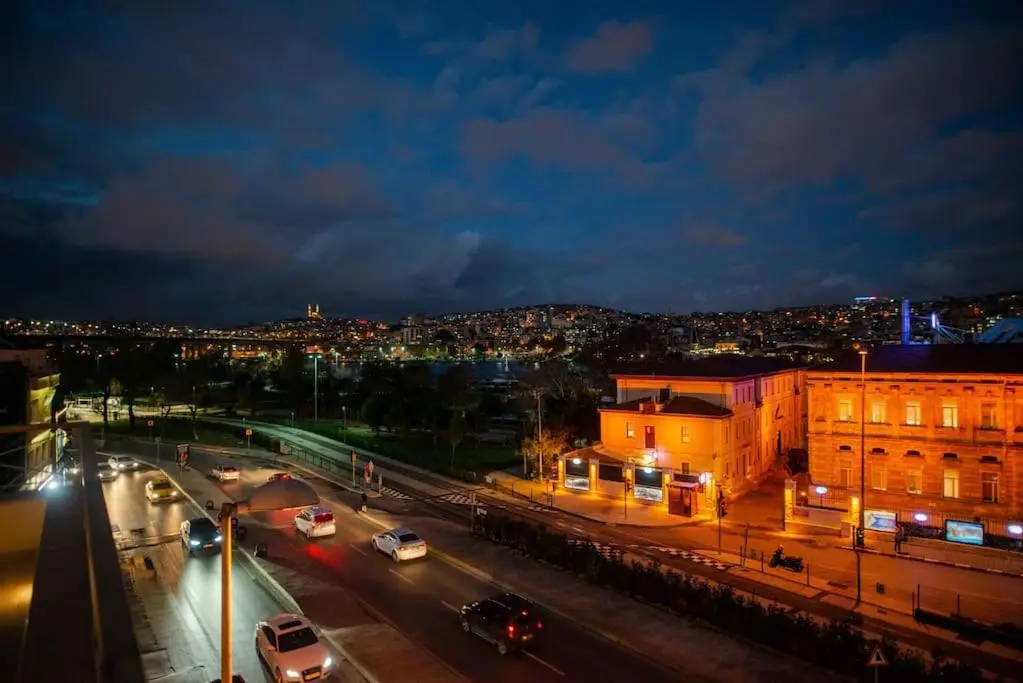 Waterfront Apartment by the Tram - Terrace with Dome & Golden Horn View in Fatih