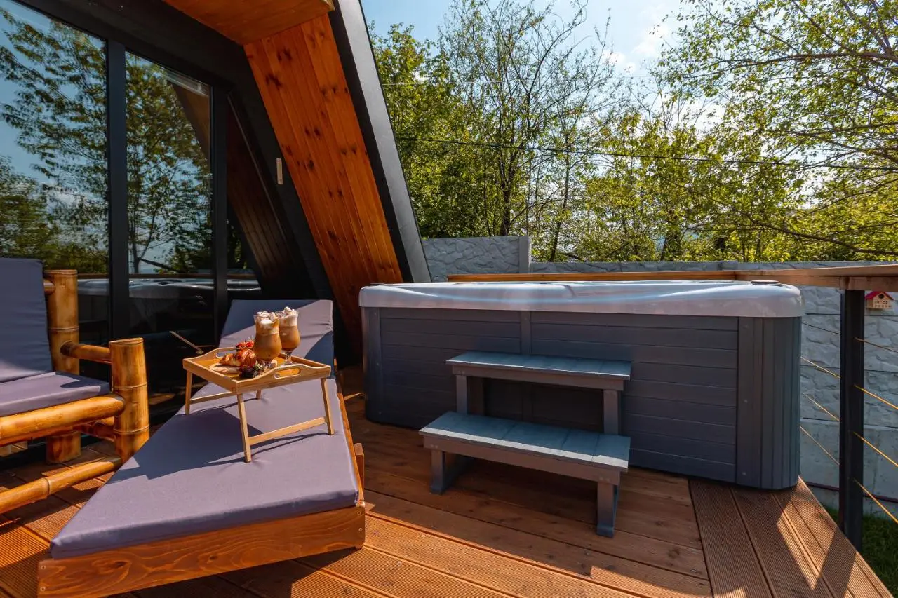 Luxury Cottages with Hot Tubes, Garden and BBQ