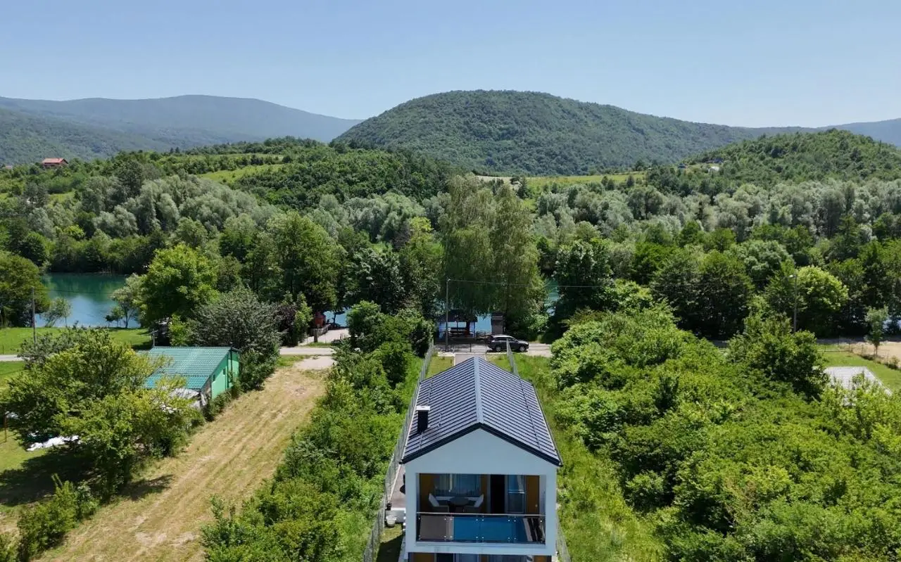 Villa Alisa - Luxury Riverside Escape
