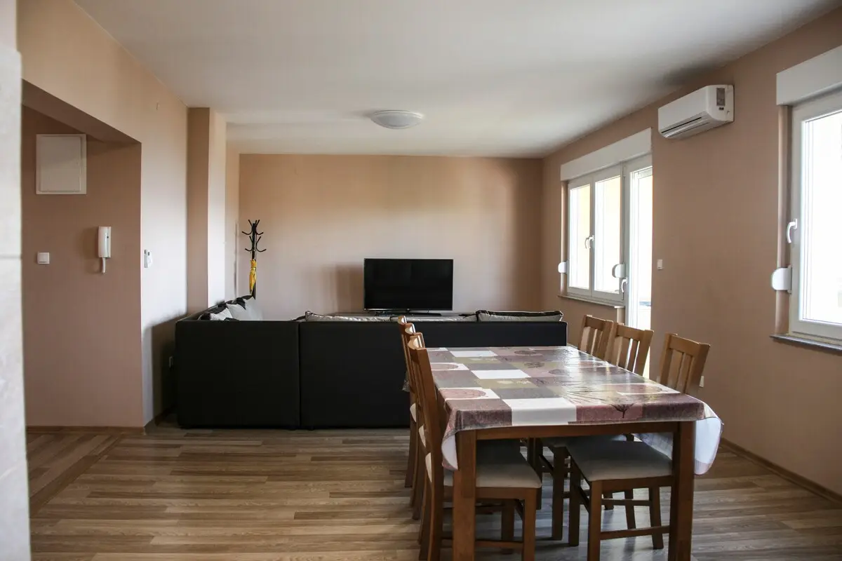 ☆ Quiet + Cozy Spacious apt with a balcony ☆
