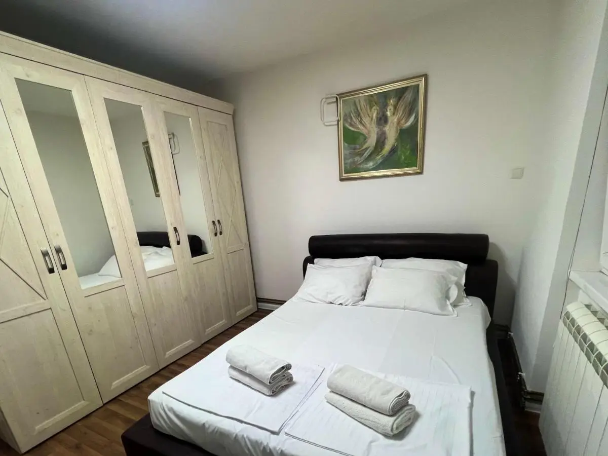 Spacious Two-Bedroom Apartment with Free Parking