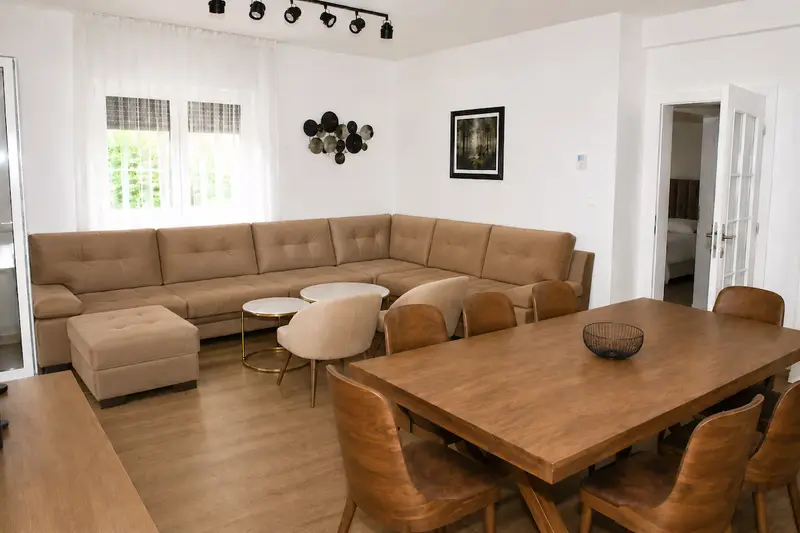 VillaGreenDream: 10 Min from Airport, Free Parking
