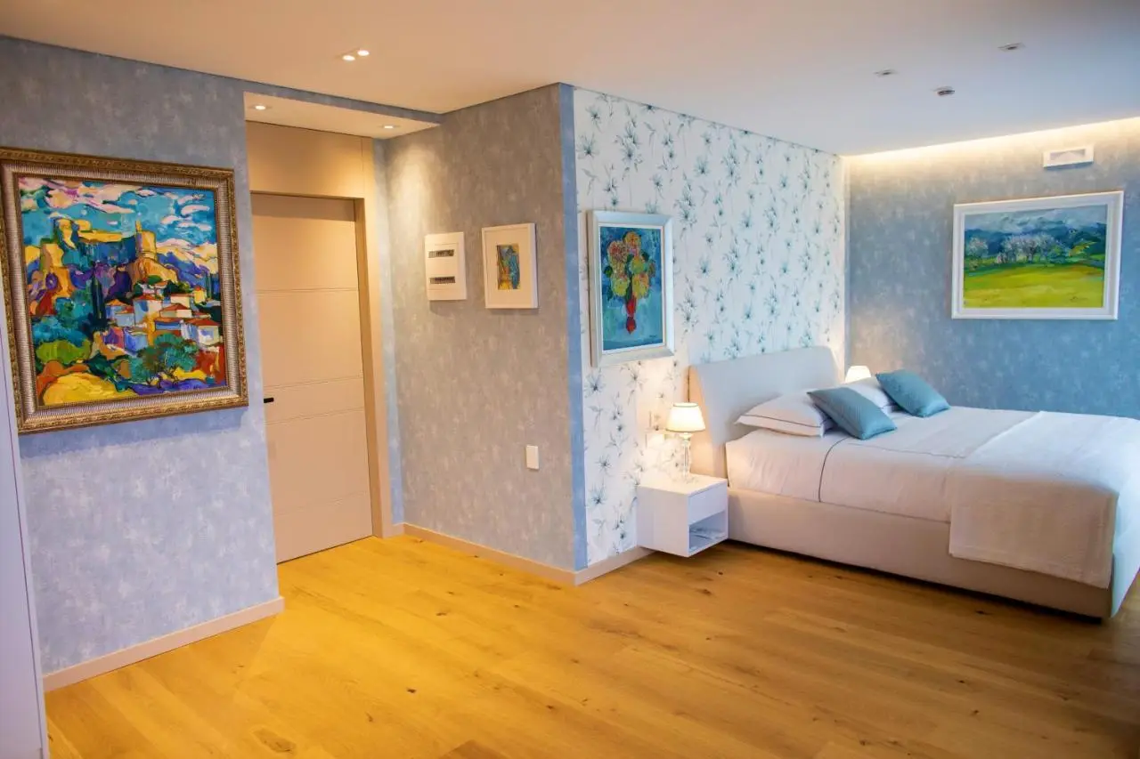 Seven Luxury Suites