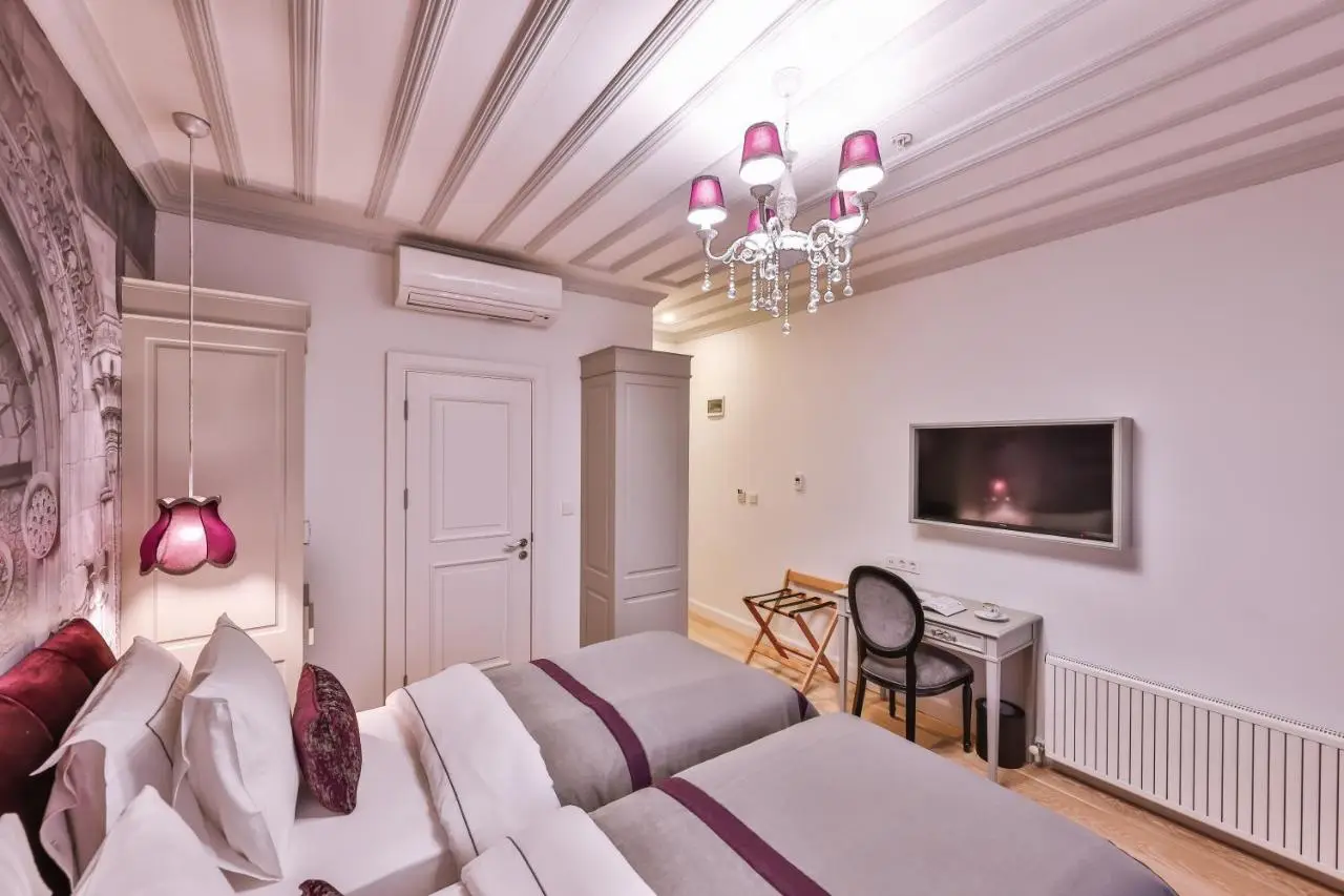 9 Doors Hotel