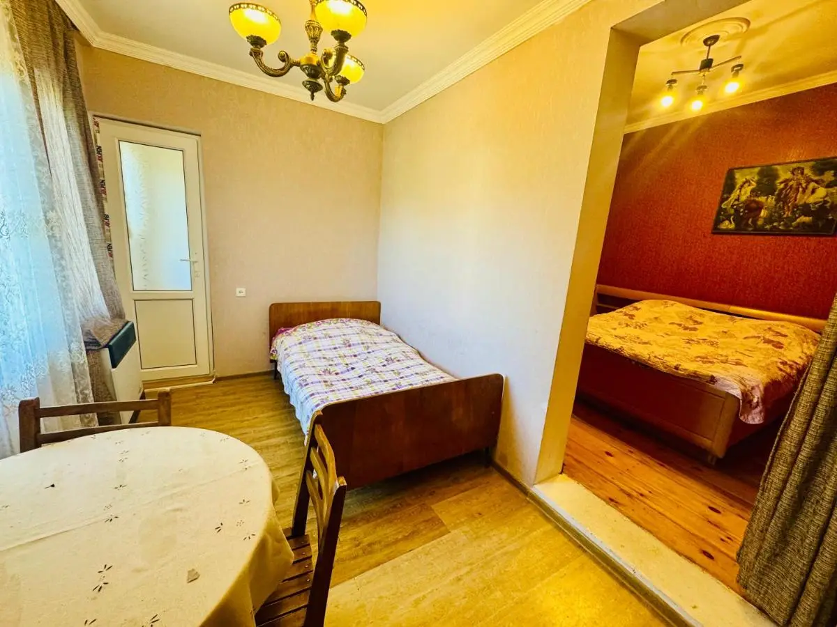Surami Guest House Shorety