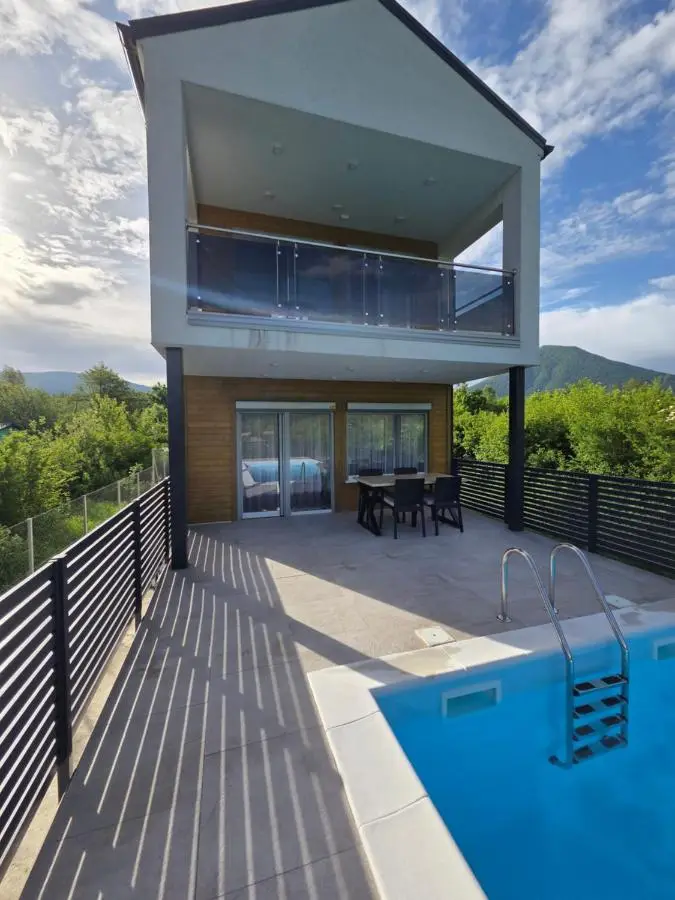 Villa Alisa - Luxury Riverside Escape