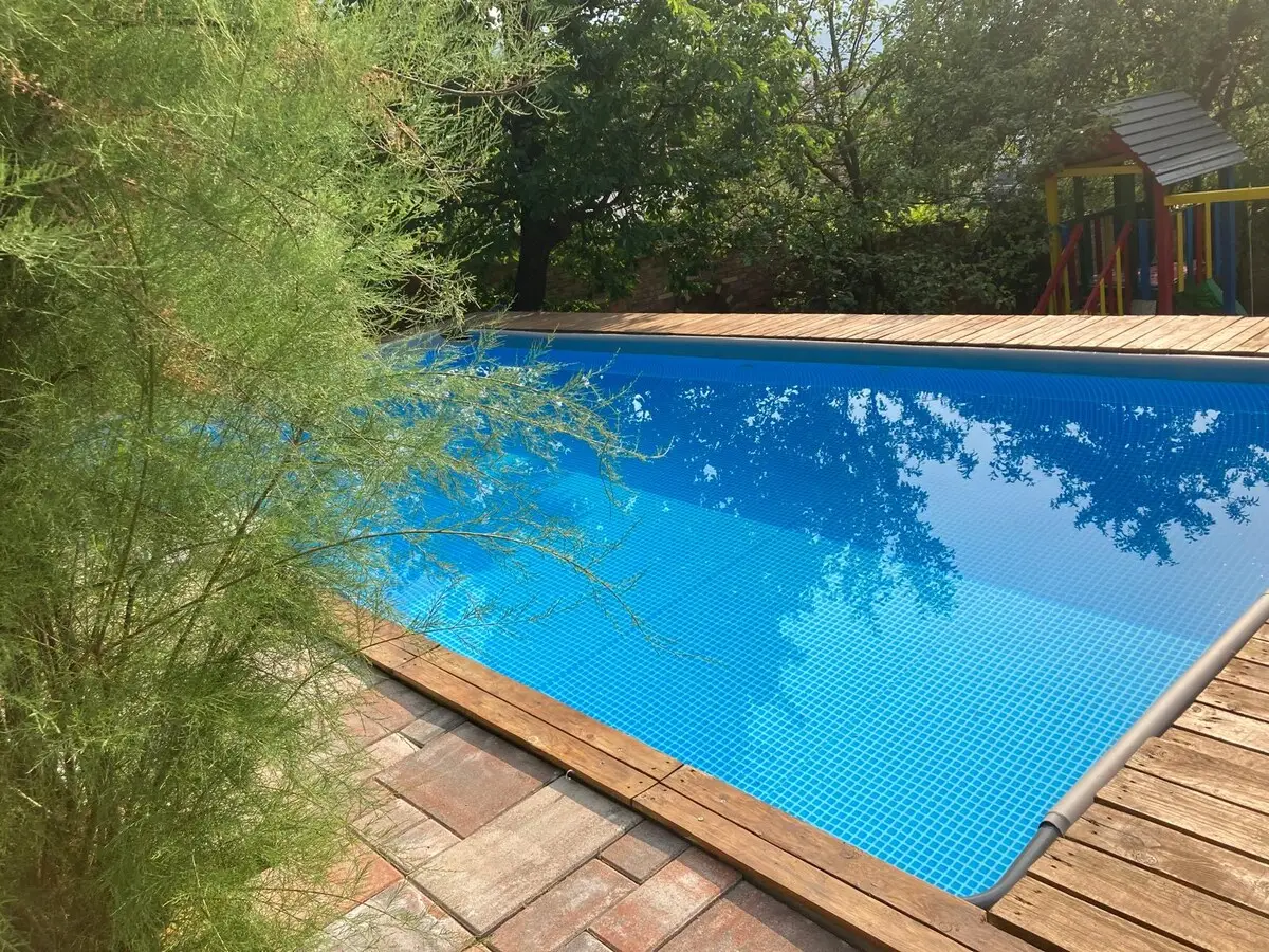 1-min to Bus /  House with Big Garden and BBQ