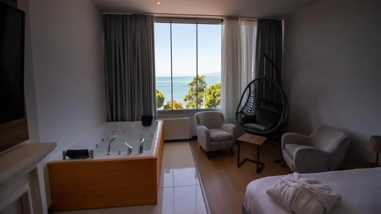 Lake Life Hotel