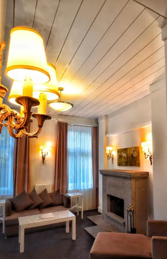 Kar's Hotel