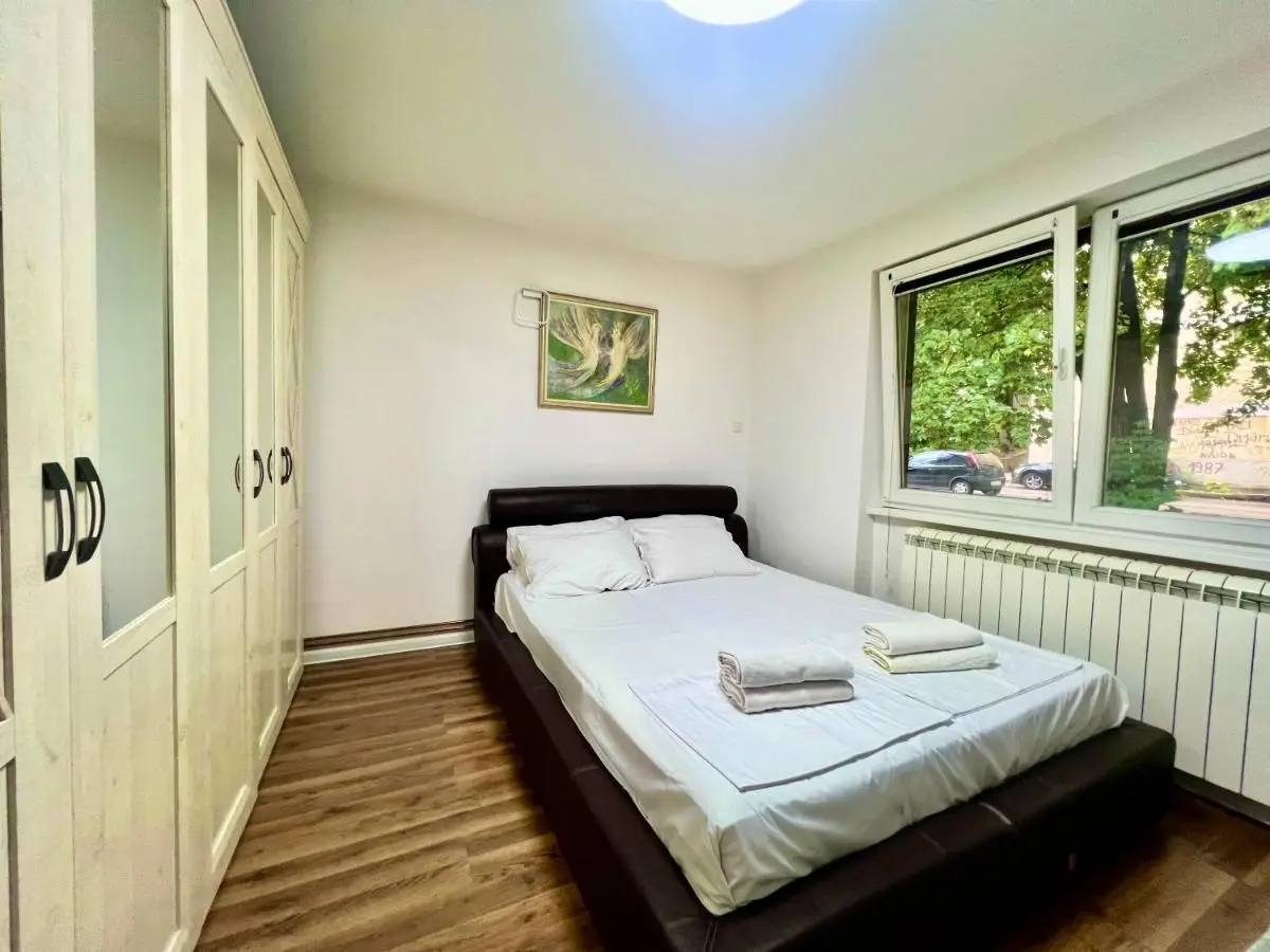 Spacious Two-Bedroom Apartment with Free Parking