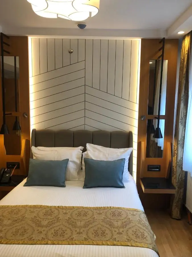 Maywood Hotel