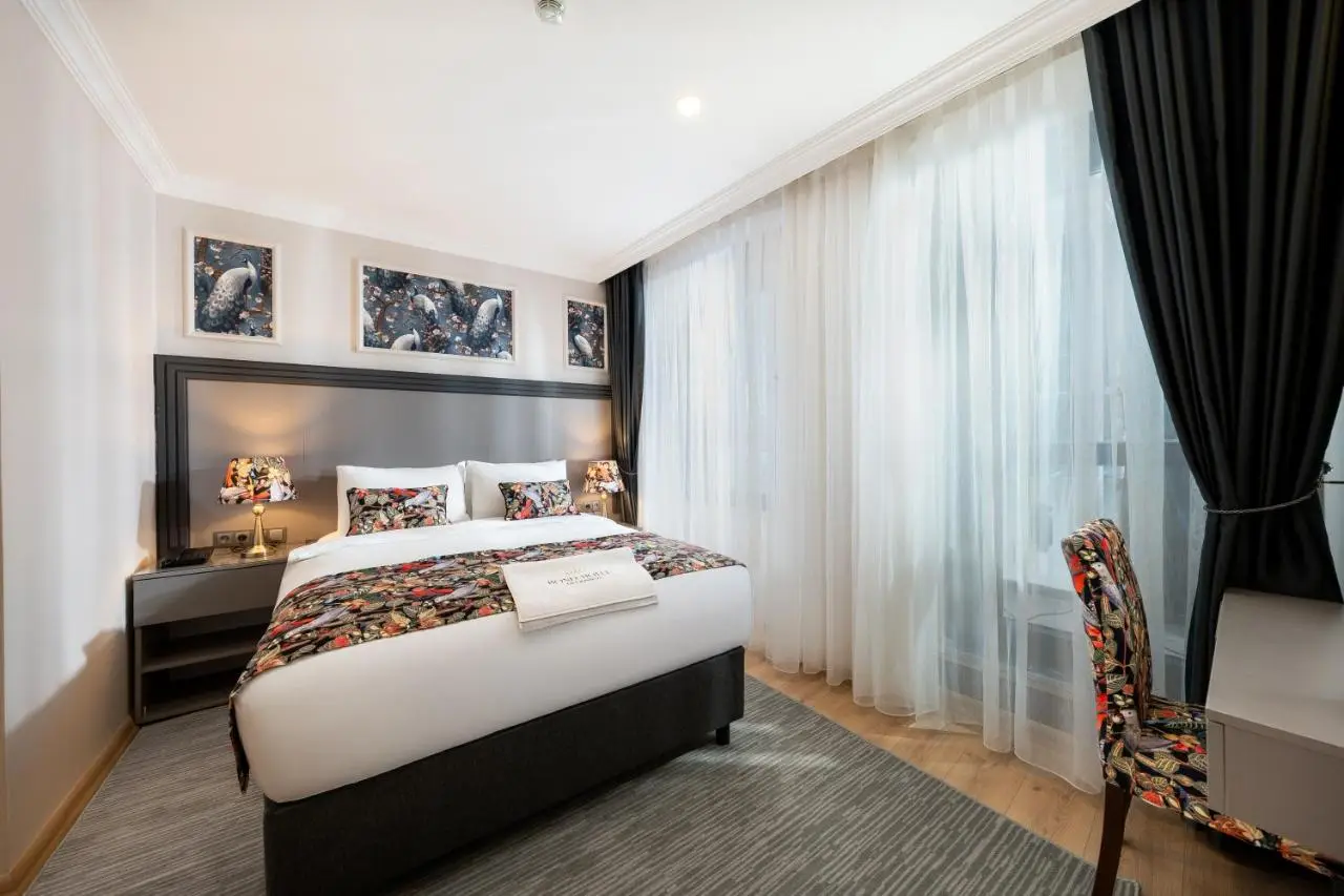 Bond Hotel