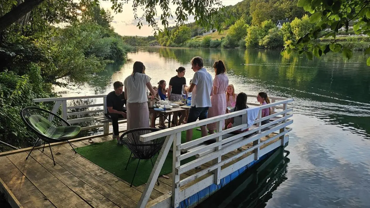 Riverside Resort Una