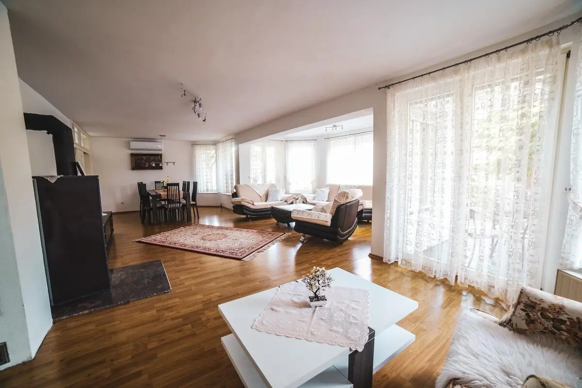 Go2Bihac Villa, 8 bedrooms, 7 bath, 10 aircon.