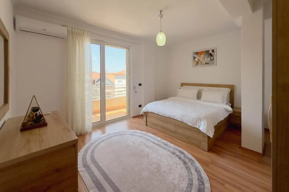 Whole Floor Apartment In Upscale Neighborhood