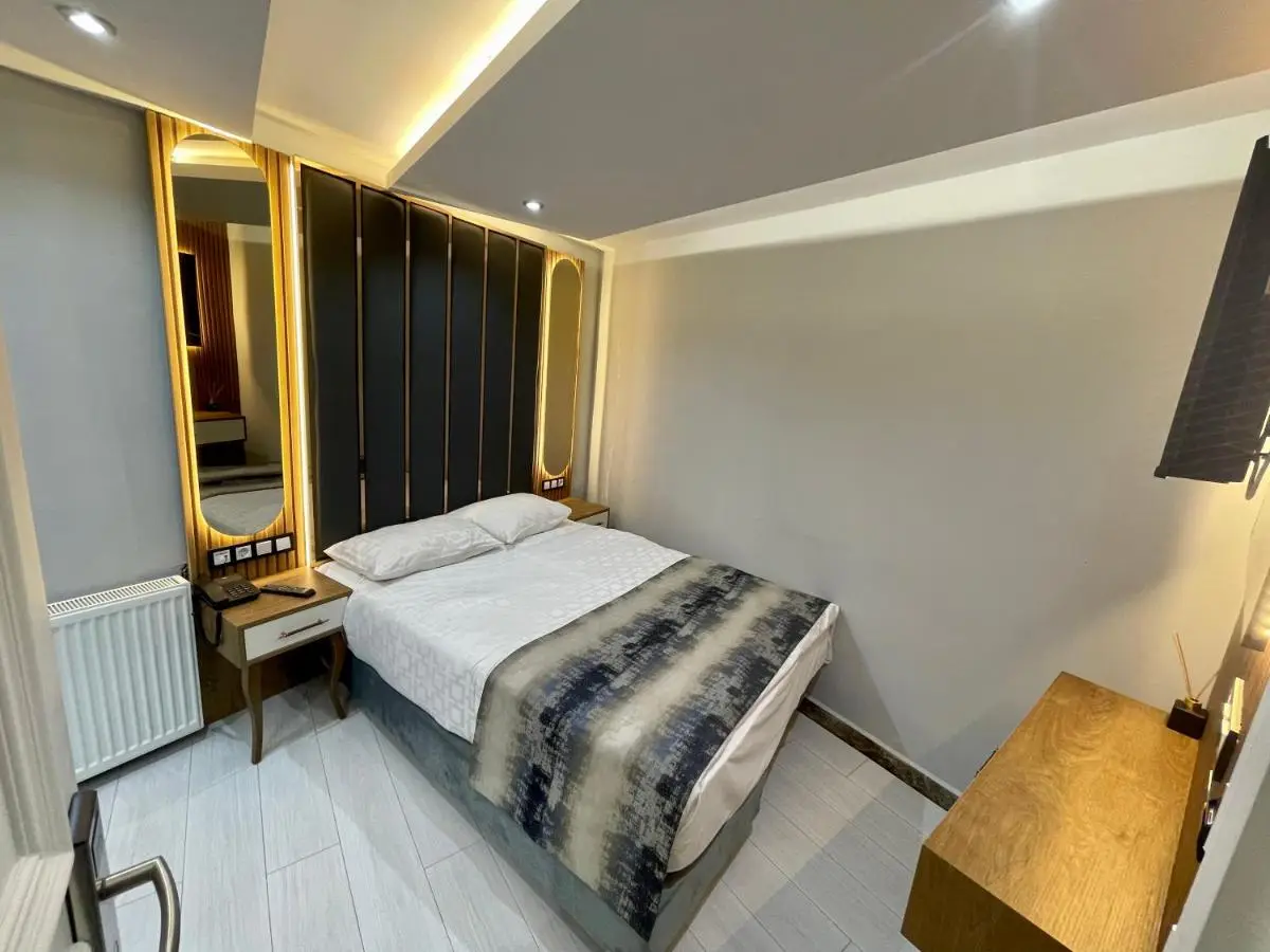 Crowned Hotel