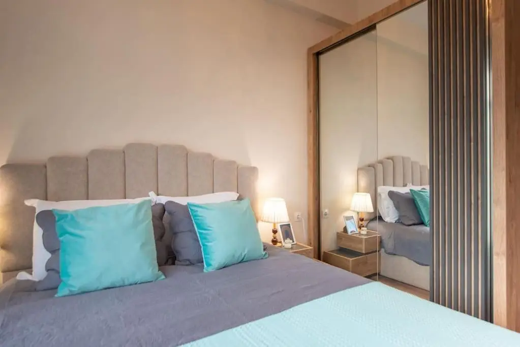 2-Bedroom Apartment with Spacious Balcony - Self Check-In - 5 Min to Metro