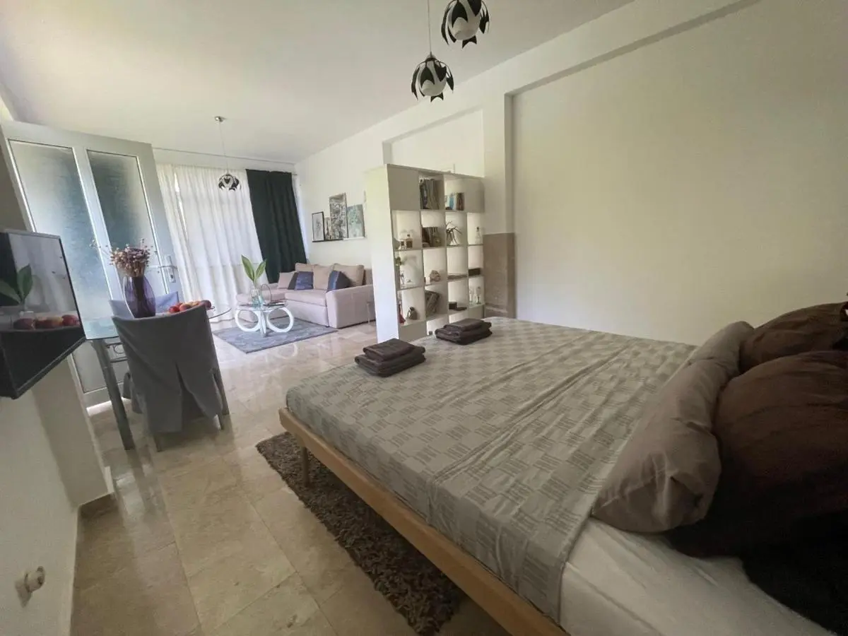 Villa Tamara with garden and river view - free private parking Bicycle & Motorcycle Garage