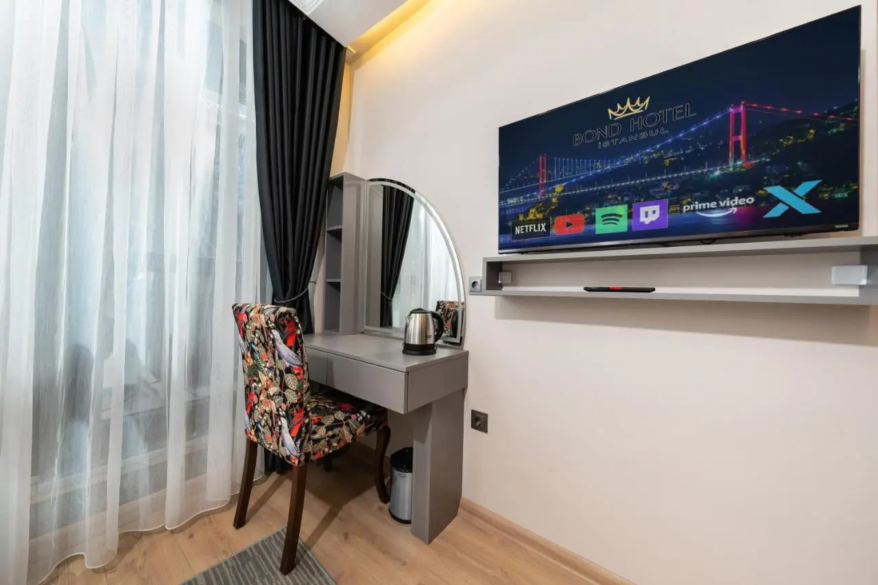 Bond Hotel