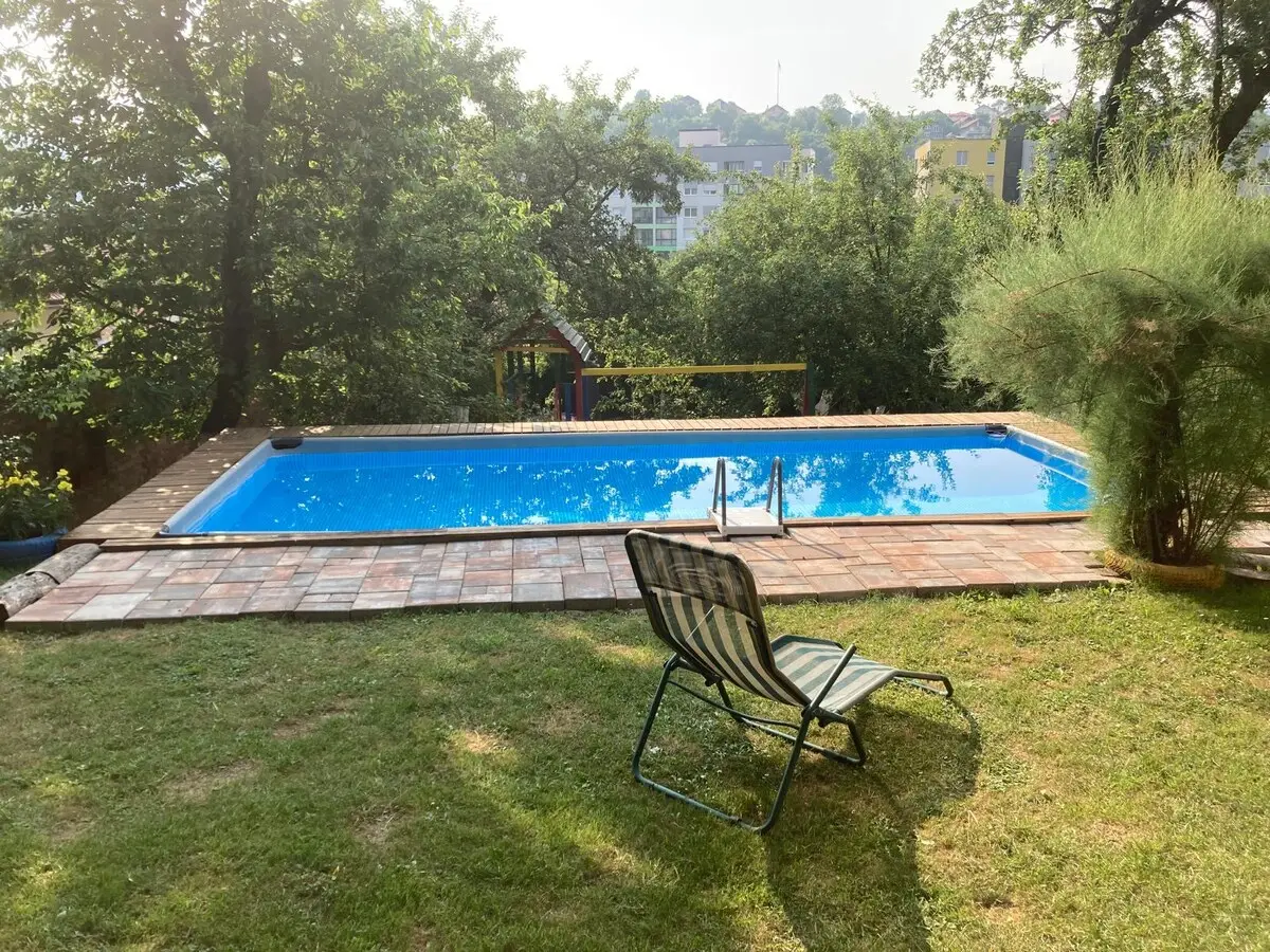 1-min to Bus /  House with Big Garden and BBQ