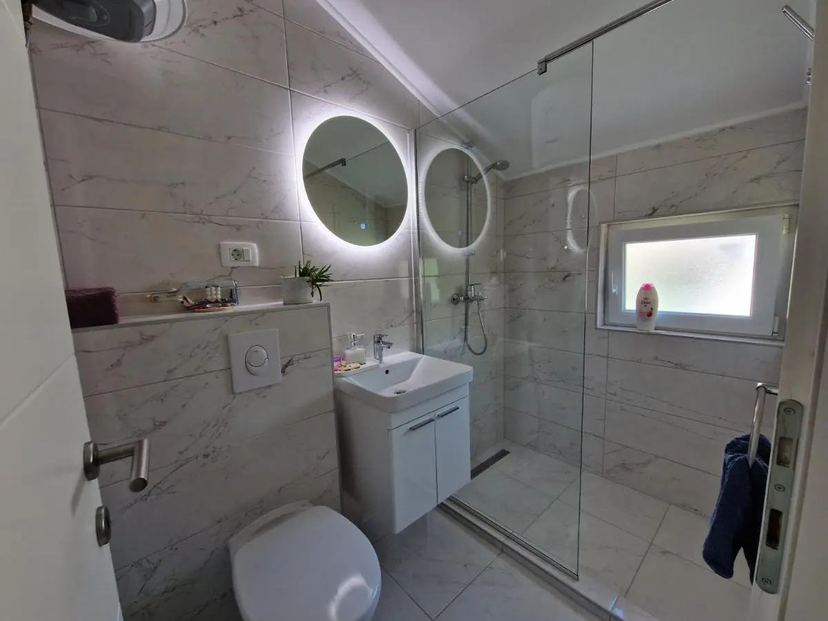 Villa Tamara with garden and river view - free private parking Bicycle & Motorcycle Garage